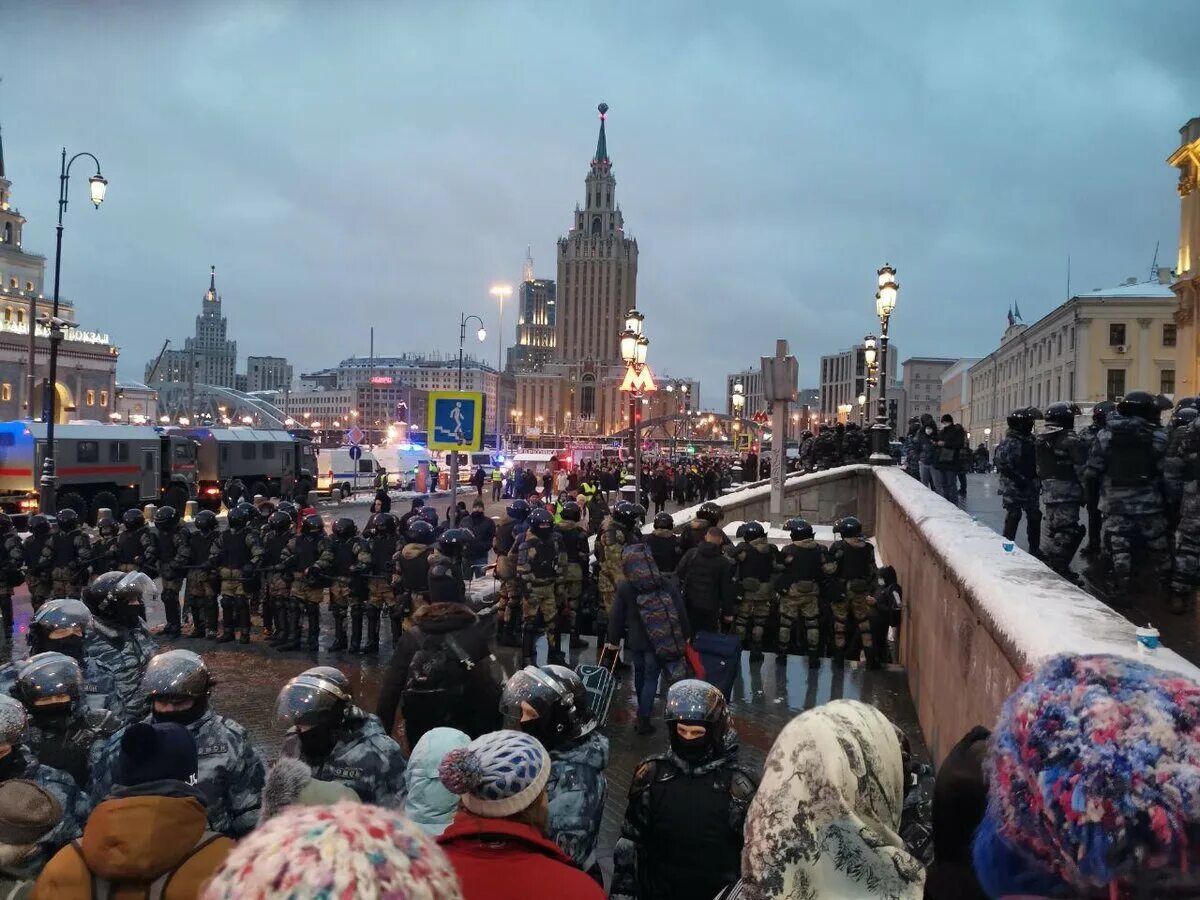 Митинги в Москве 2021. Протесты в Москве. Протесты в Москве 2020. Массовые протесты в России. Омон напротив крокус сити