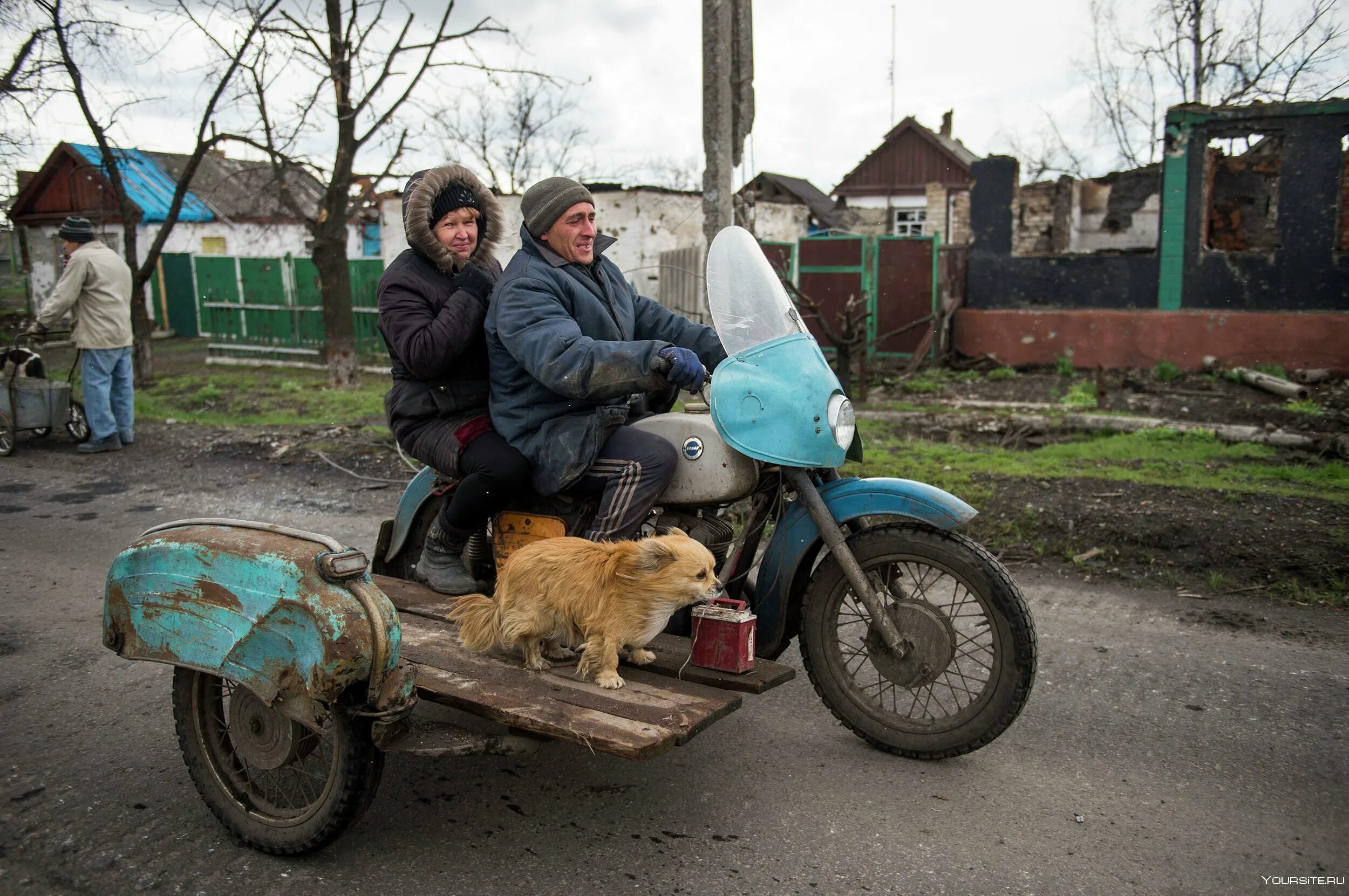 Байки про деревню. Урал мотоцикл деревенский. Мотоцикл в деревне. Мопед деревенский. Мотоцикл Урал в деревне.