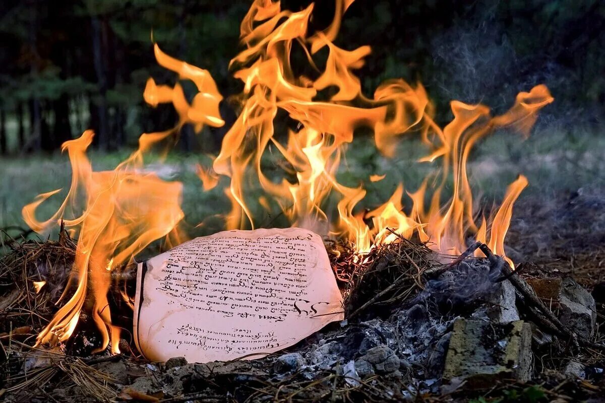 Песня снова сгораю. Письмо у костра. Рукописи в огне. Сжигание письма. Сжигает рукопись.