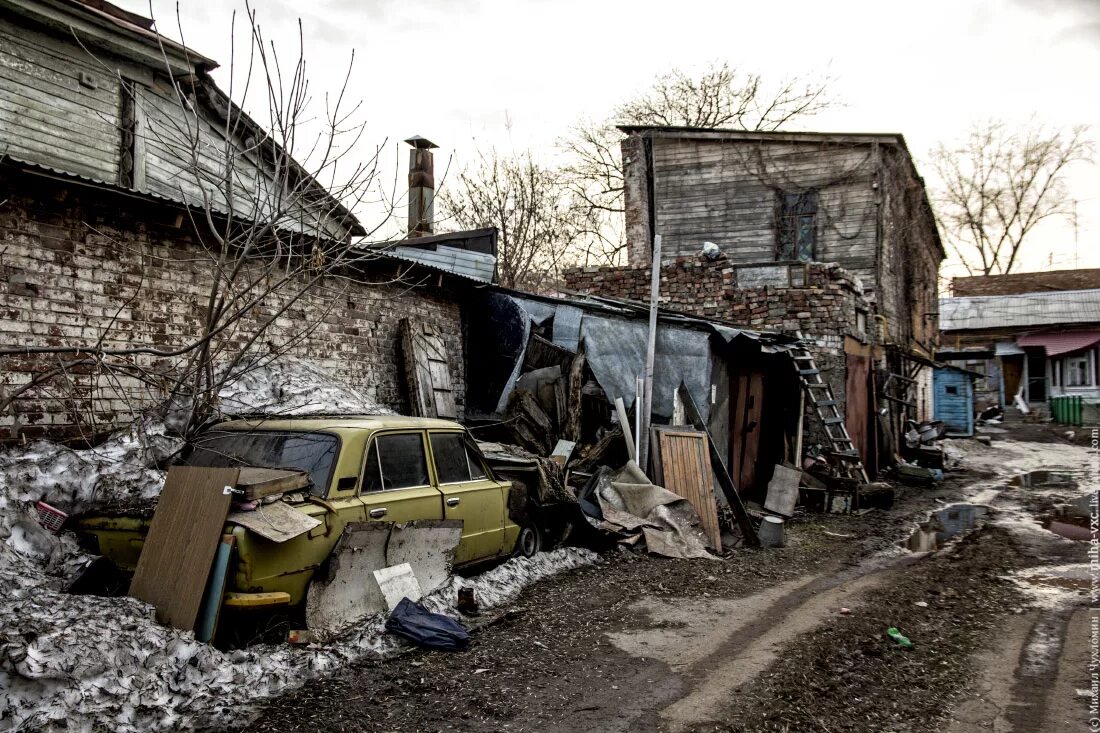 Город распада. Разруха в России. Страшный двор. Разруха в городах России. Российские убогие дворы.