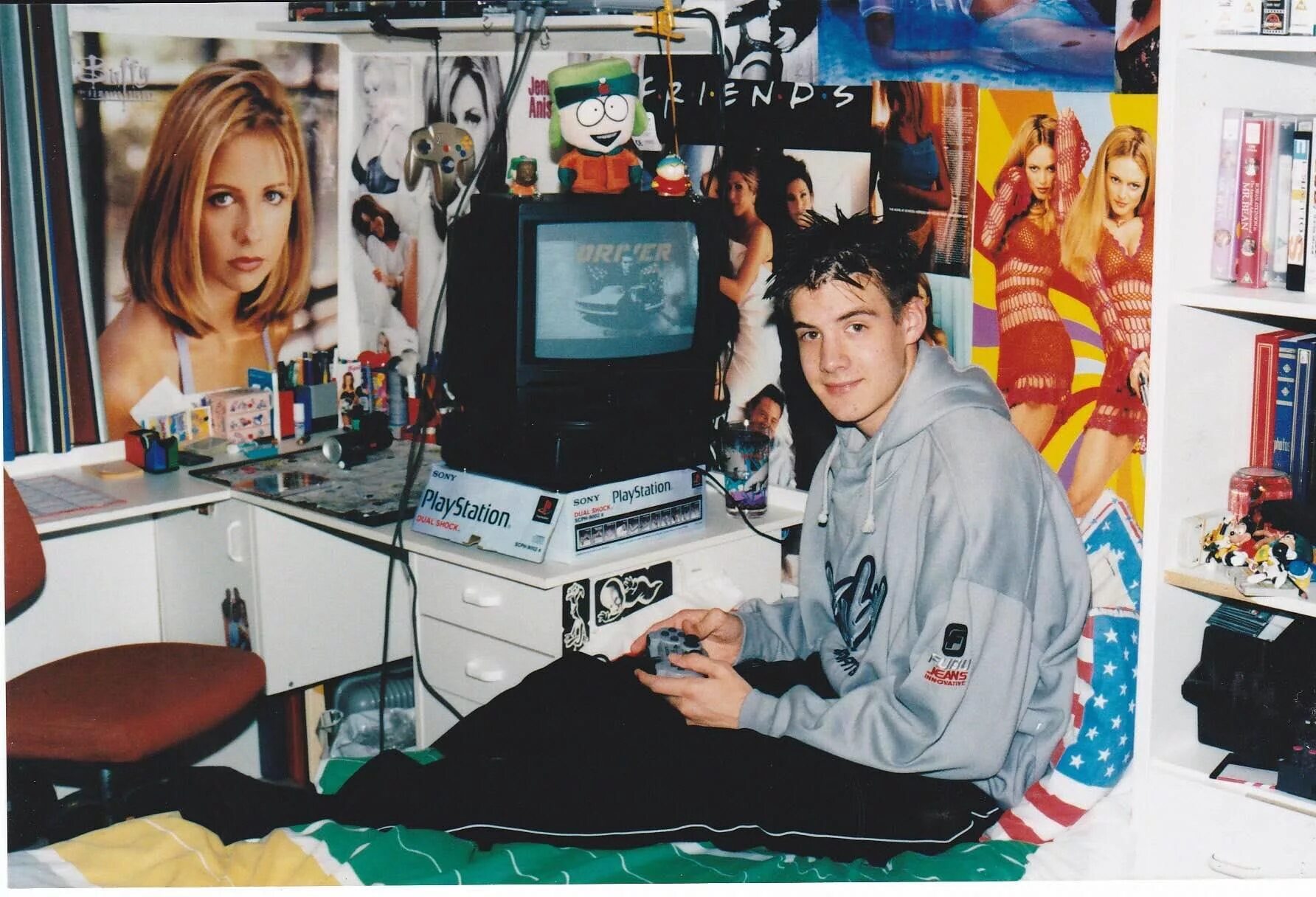 The teenager s world. Компьютерная комната 90х. Комната подростка 90-е. Атмосфера 90-х. Комната американского подростка 90х.