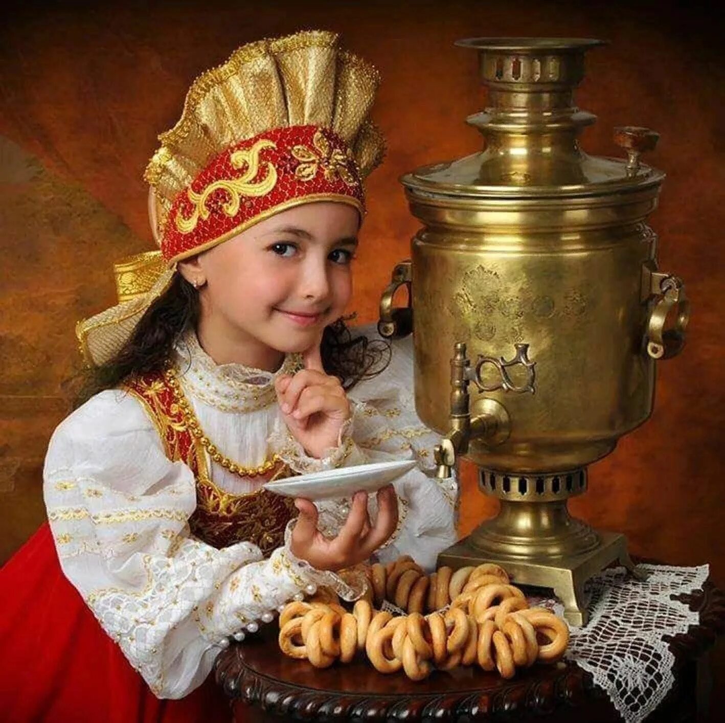 Чаепитие с самоваром и баранками. 17 августа день самовара в россии картинки с надписями. Самовар на столе. День самовара. Чаепитие с самоваром дети.