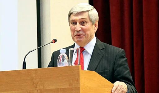 депутат занимающий