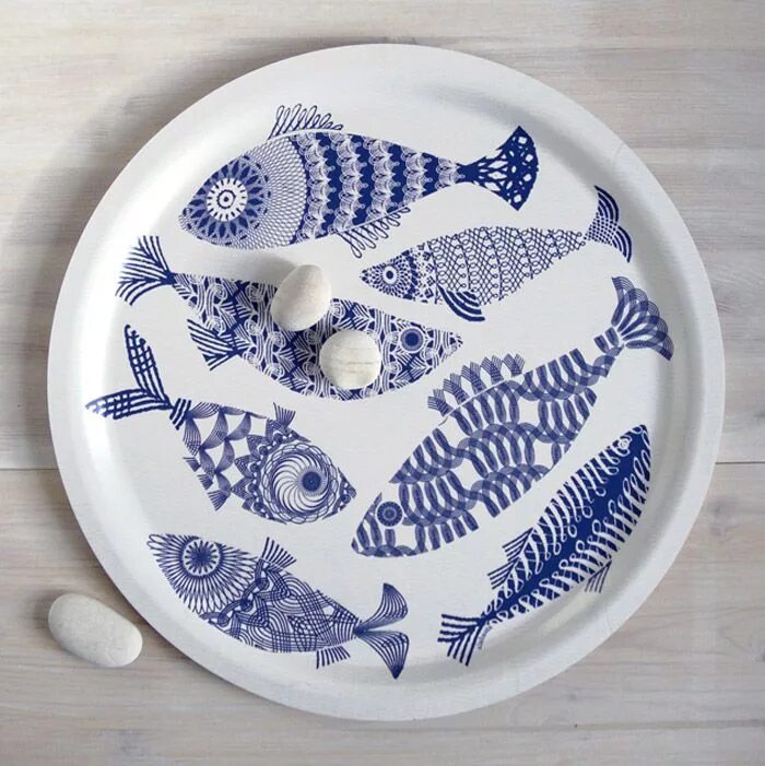 Тарелка рыбка. Керамические тарелки в морском стиле. Роспись тарелок в морском стиле. Тарелка с рыбками. Рыба на тарелке.