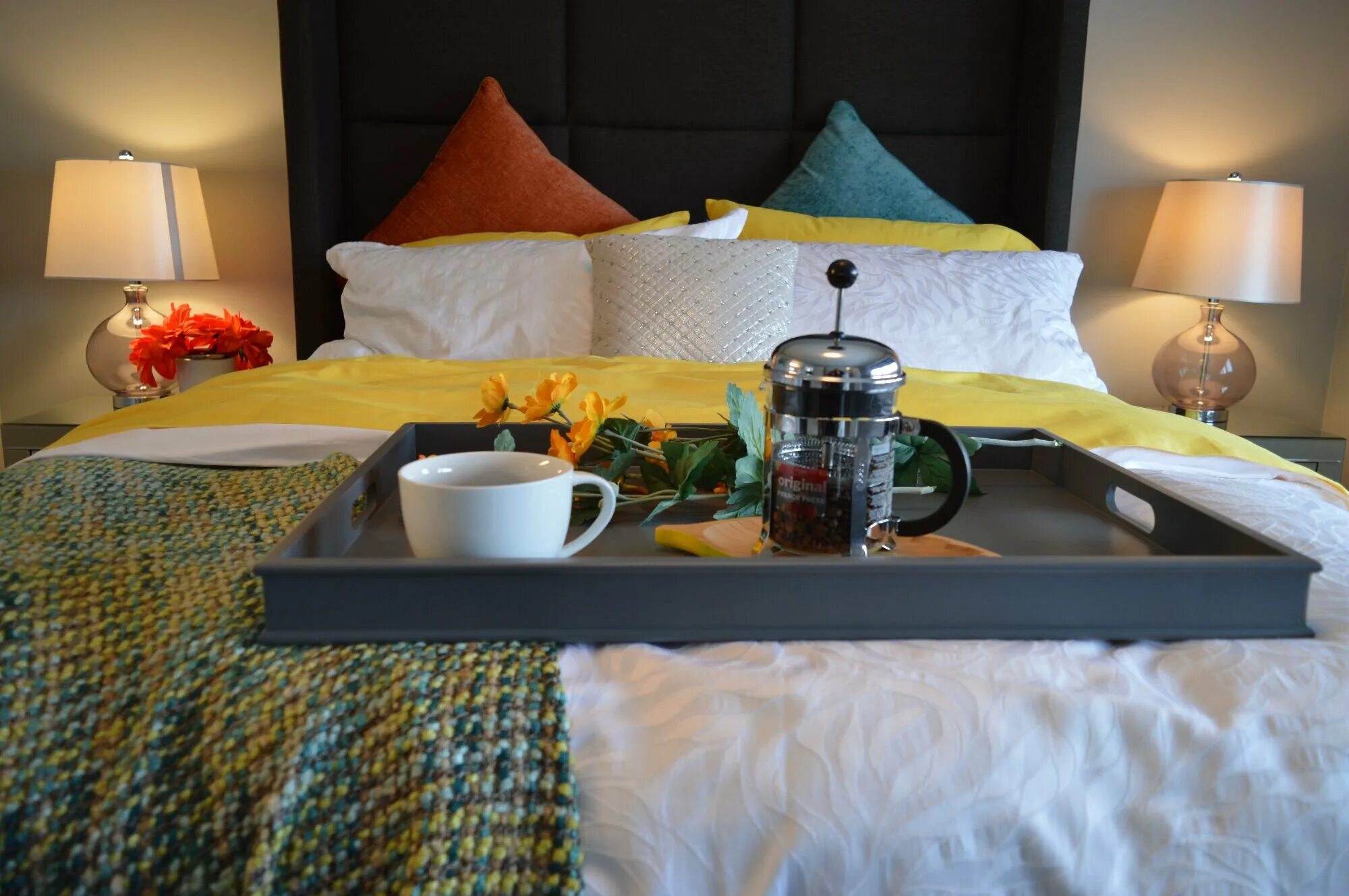 Кровать в отеле с завтраком. Кровати для гостиниц. Завтрак в постель в отеле. Завтрак в кровать.