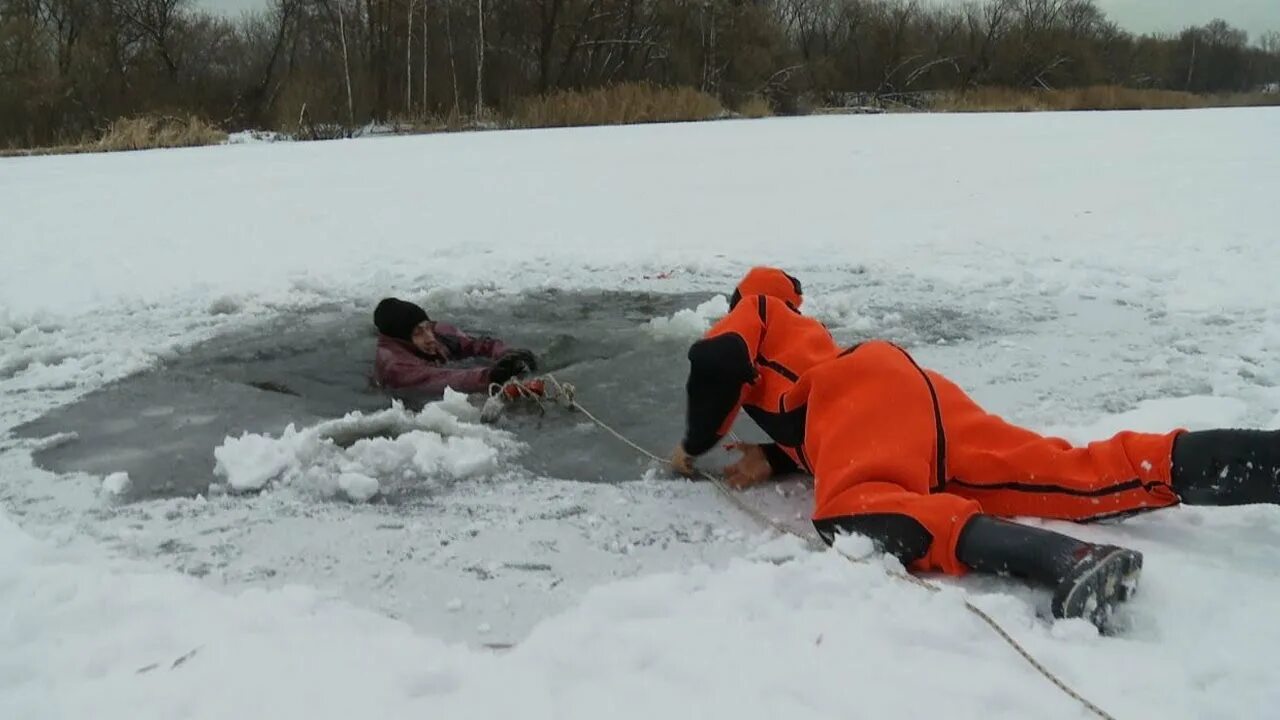 Спасение пришло неожиданно и именно в тот. Человек провалился под лед. Спасение человека провалившегося под лед.