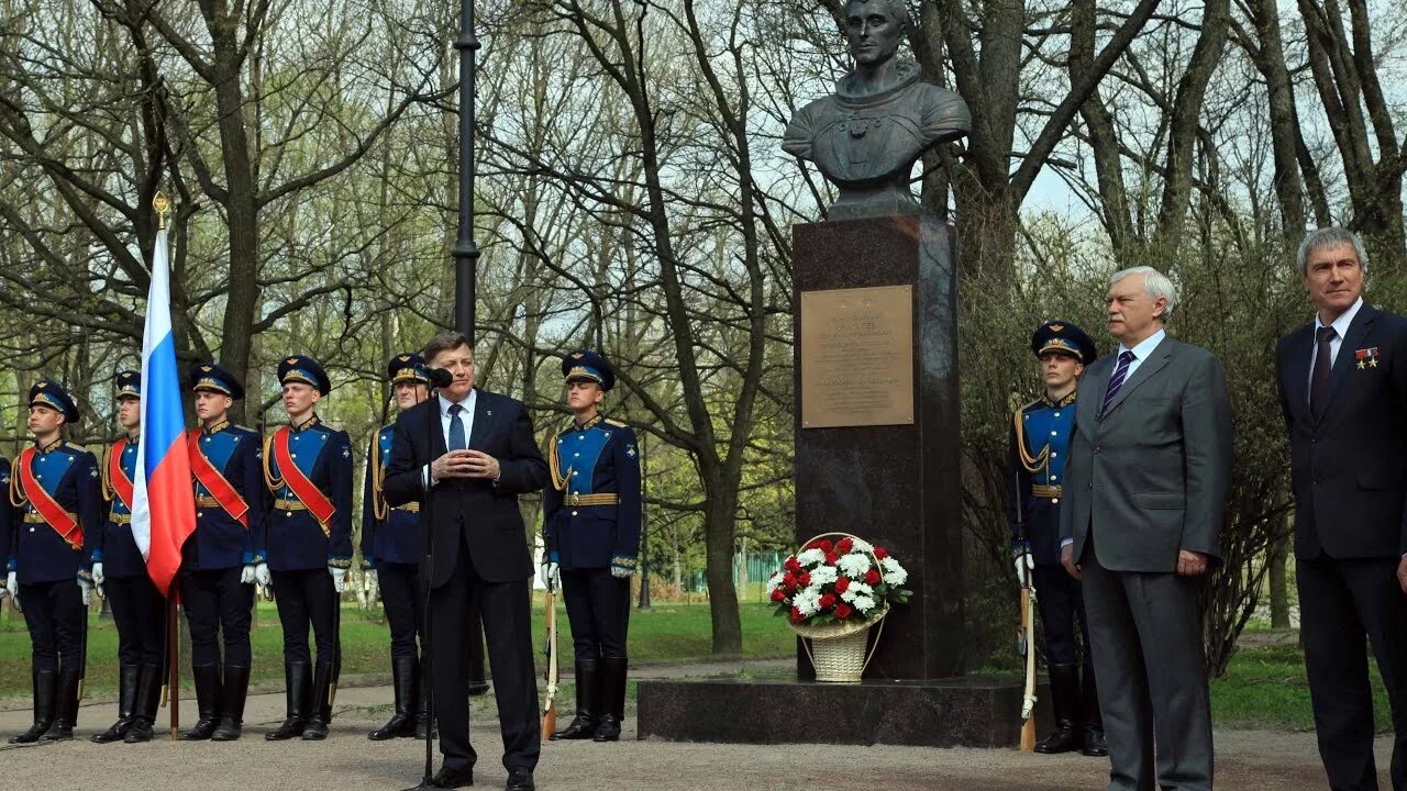 Московский парк победы санкт петербург аллея героев. Бюст Крикалева парк Победы. Парк Победы СПБ аллея героев. Бюст Крикалев в Московском парке Победы. Парк Победы СПБ аллея славы.