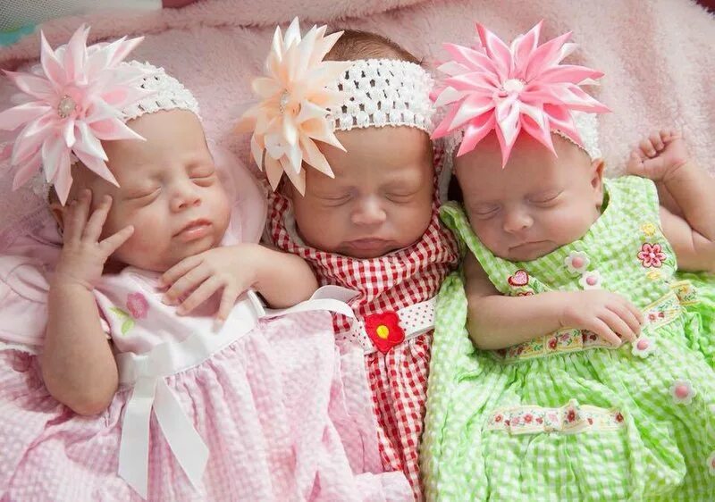 Поздравляю с рождением тройняшек. Открытки с рождением тройняшек. С рождением тройняшек девочек. Поздравить с рождение тройняшек девочек.