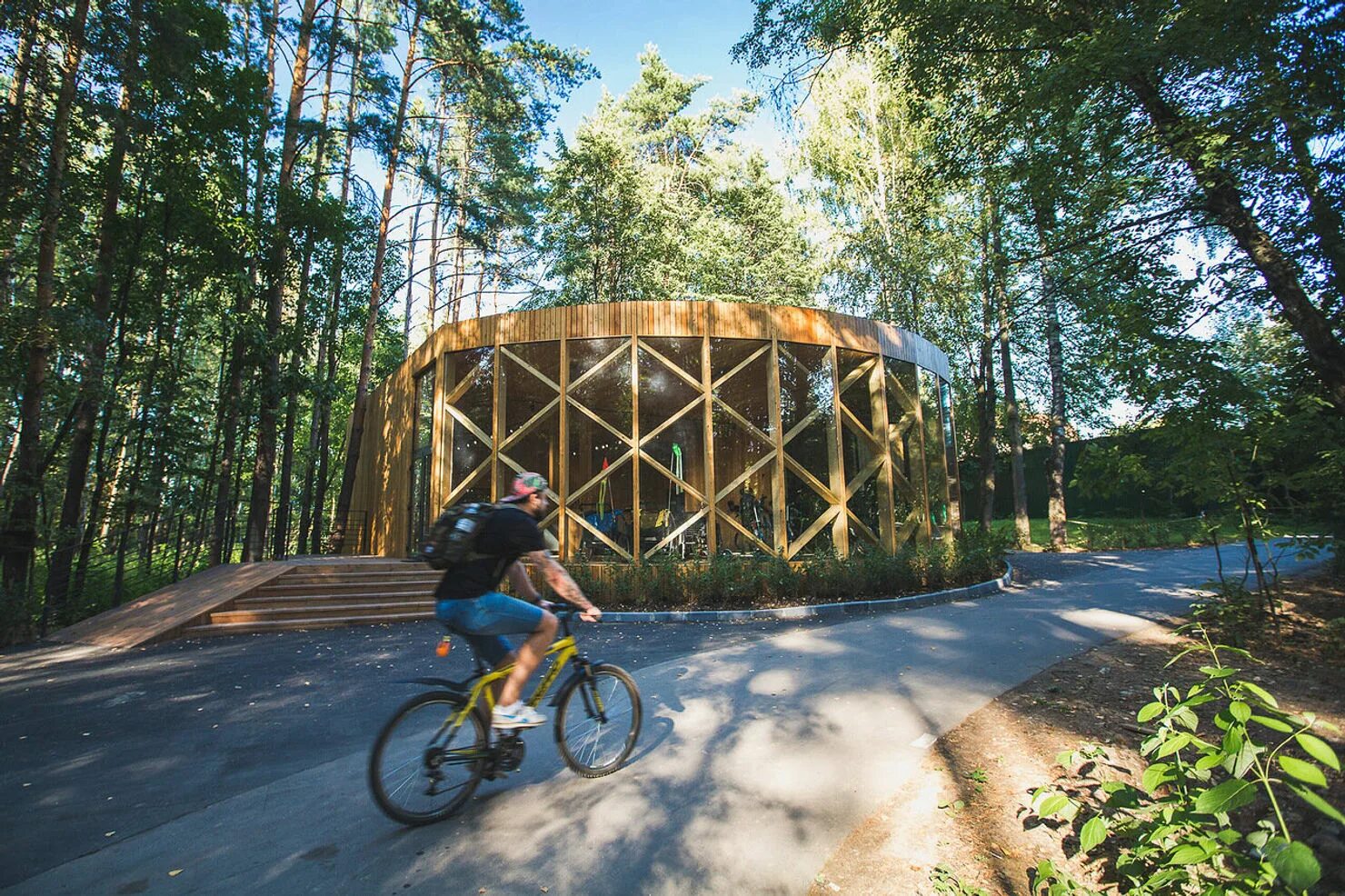 Интересный прокат. Велопрокат Мещерский парк. Пункт проката парк Мещерский. Павильон проката парк Мещерский. Мещерский парк чайный домик.