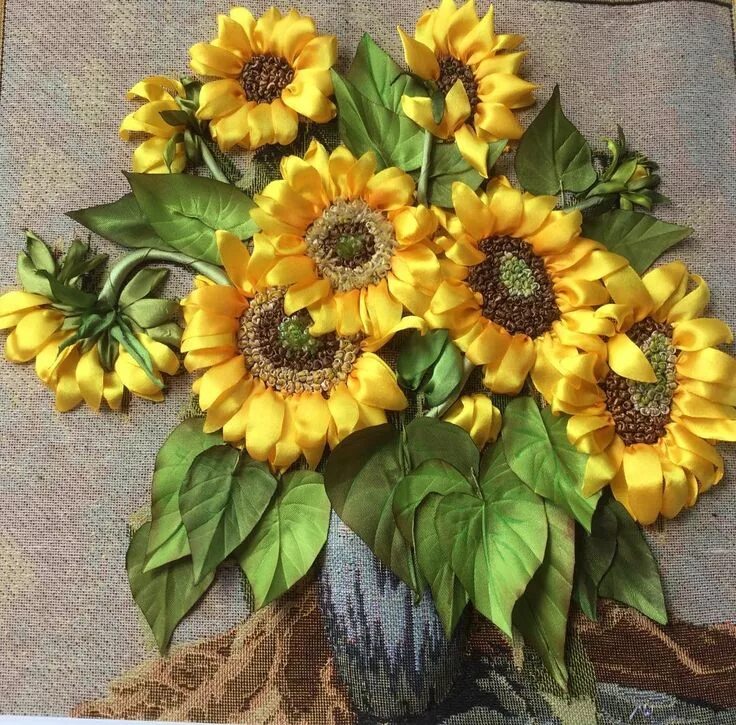 Вышивка подсолнухов лентами. Подсолнухи вышитые лентами. Вышивка лентами подсолнухи. Вышивание лентами подсолнухи. Вышивка лентами цинии.