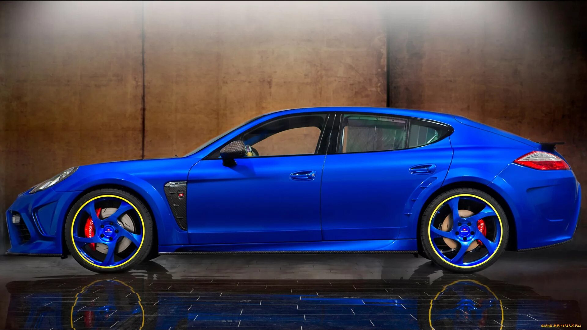 Включи синий машина. Машины Порше Панамера синий. Porsche Panamera Turbo 2010. Порше Панамера голубой. Панамера синяя.