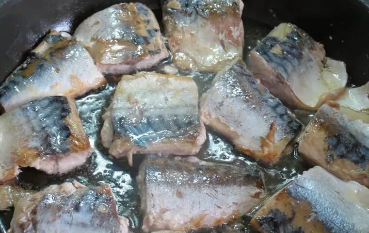 Как вкусно приготовить скумбрию свежемороженую на сковороде. Скумбрия жареная кусочками. скумбрия с картошкой на сковороде. приготовление замороженной скумбрии на сковороде. вбанках скумбрыя в соусе.