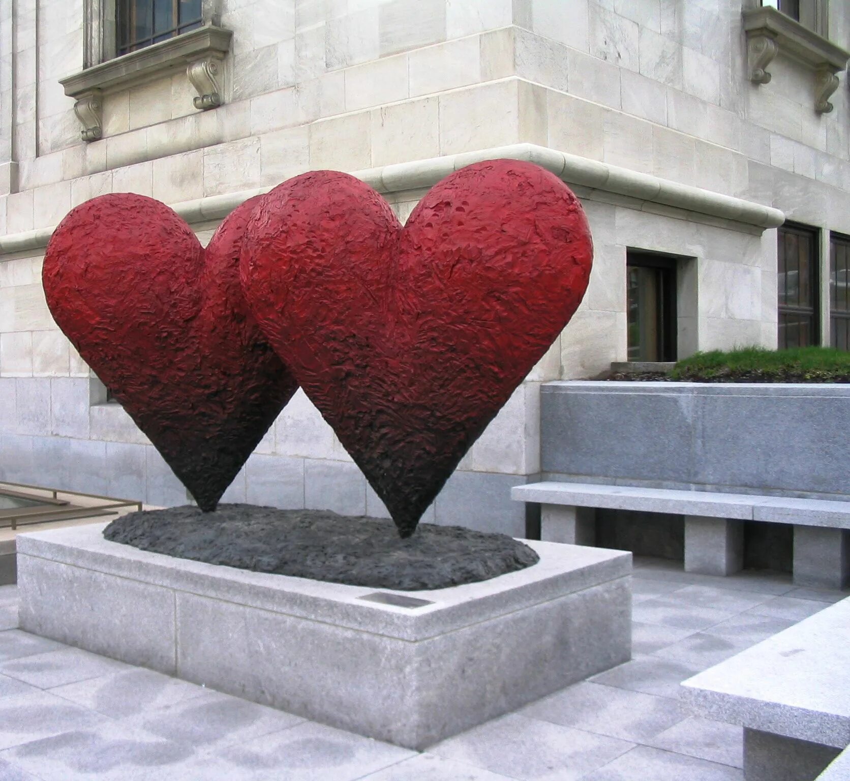 Большое сердце произведение. Памятник сердце. Скульптура в форме сердца. Памятник два сердца. Памятник с 2 сердцами.
