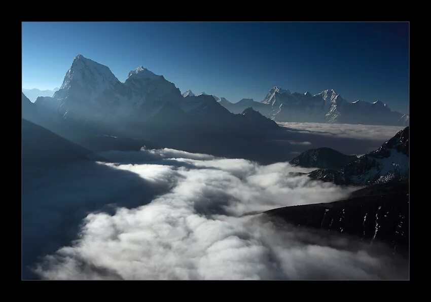 Далекий наверх. Долина монументов сша. Человек на вершине горы. Дорога к небу. Дорога вверх.