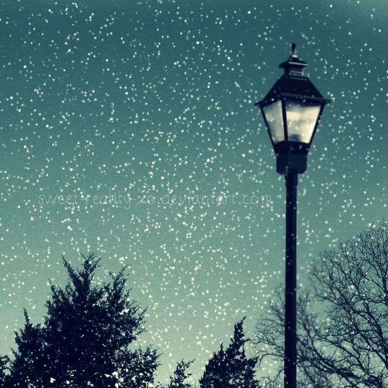Снег фонарь. Ночной снегопад. Падающий снег. Снегопад вечером. На город вечер упадет