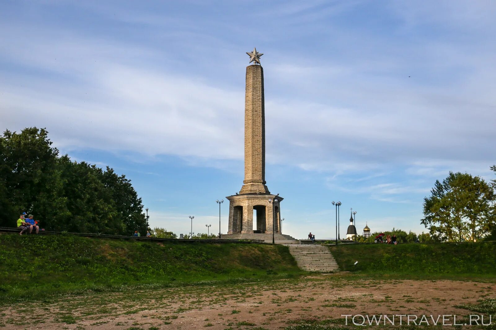 Крепость великие луки. Обелиск Великие Луки. Обелиск славы Великие Луки. Великолукская крепость Великие Луки. Памятник Обелиск великих Луках.