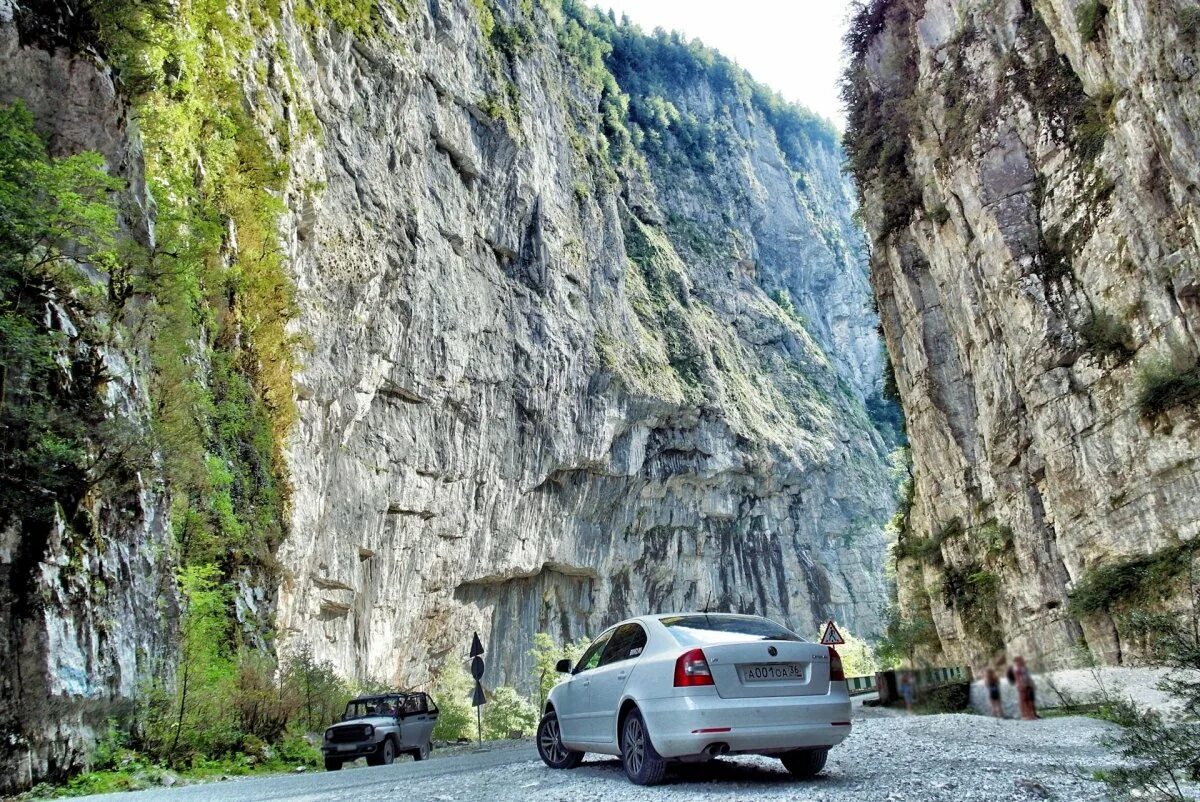 Дорога на озеро рица. Юпшарский каньон Абхазия. Юпшарский каньон в Абхазии озеро Рица. Дорога на озеро Рица Абхазия. Голубое озеро Абхазия Юпшарский каньон.