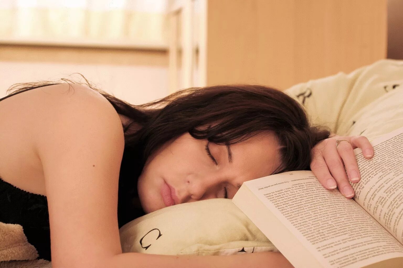 Снотворное не проснуться. Чтение перед сном. Книга снов. Чтение книги перед сном. Книжка про сон.