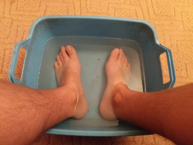 Можно держать ноги в горячей воде. Ноги в тазу. Ножки в тазике с водой.