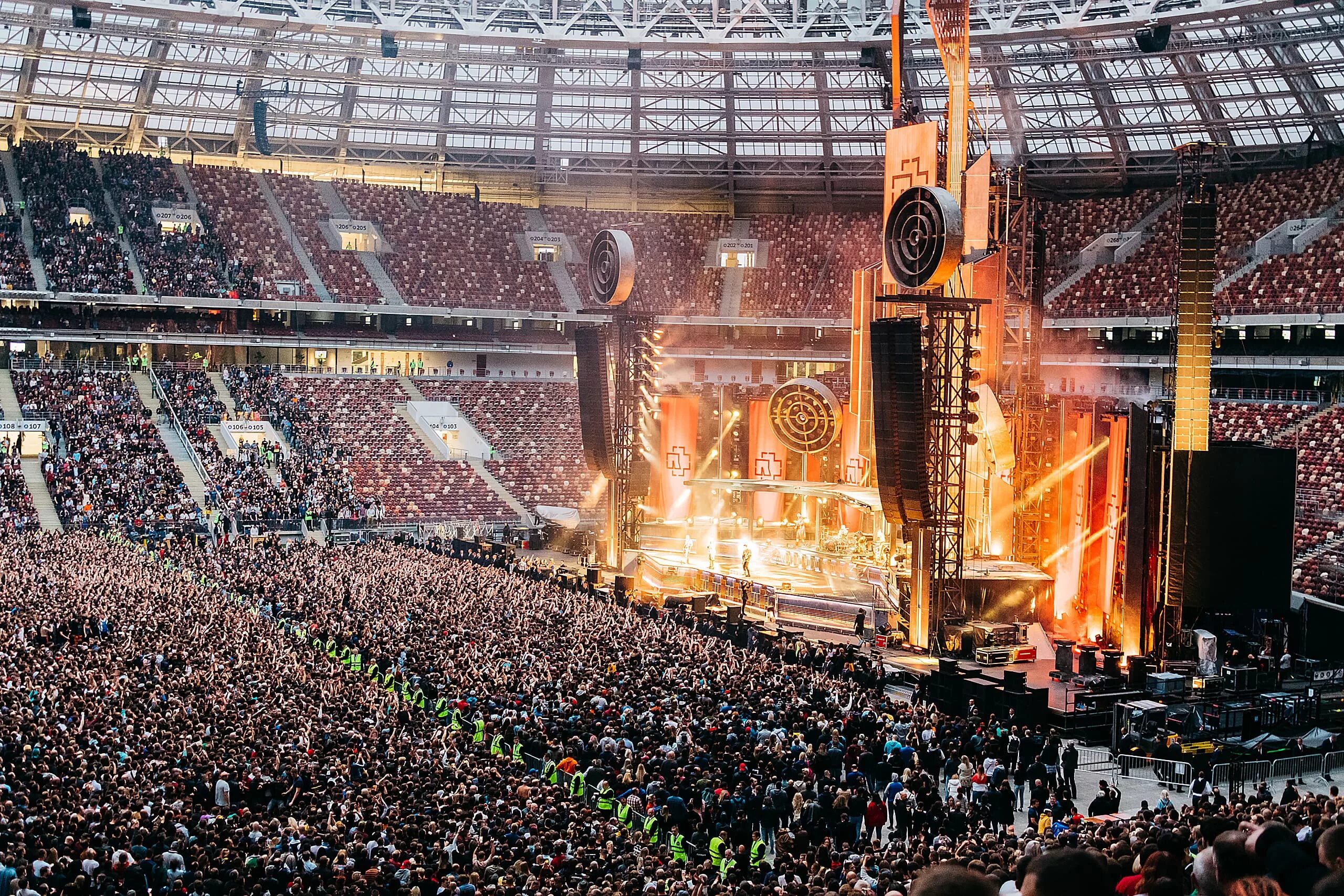 Концертный зал раньше вмещал 100. Стадион Лужники рамштайн. Концерт рамштайн в Лужниках. Стадион Лужники концерт рамштайн. Концерт рамштайн в Москве 2019 в Лужниках.