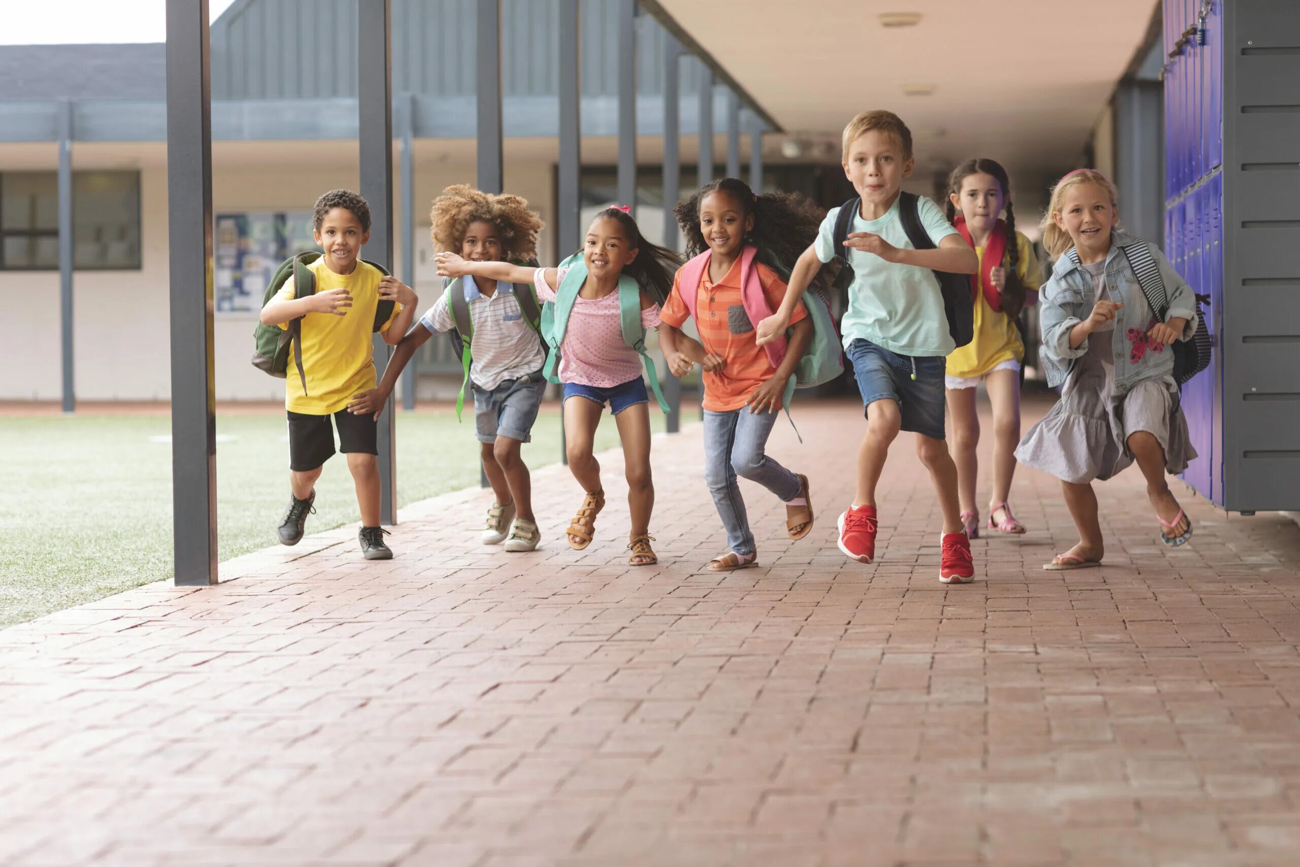 Дети бегут в школу. Школьник бежит. Школьники бегают. Счастливый ребенок бежит в школу.