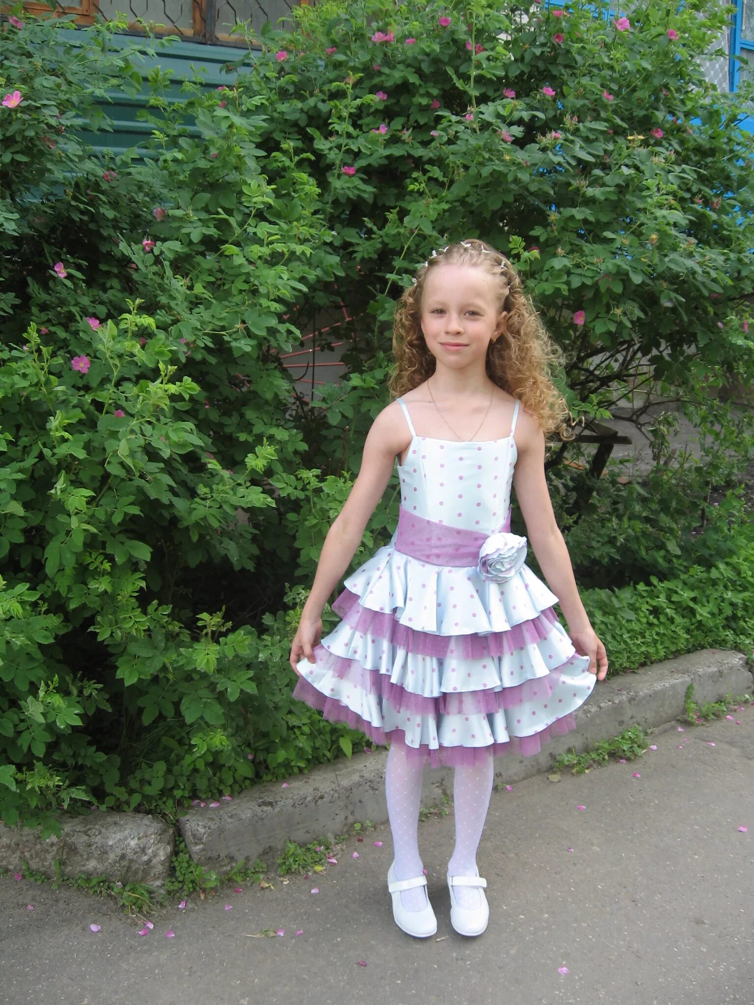 Доча домашнее. Дочка в платье на детской площадке. Домашнее платье для девочек 12 лет. Дочка 9 лет домашнее.
