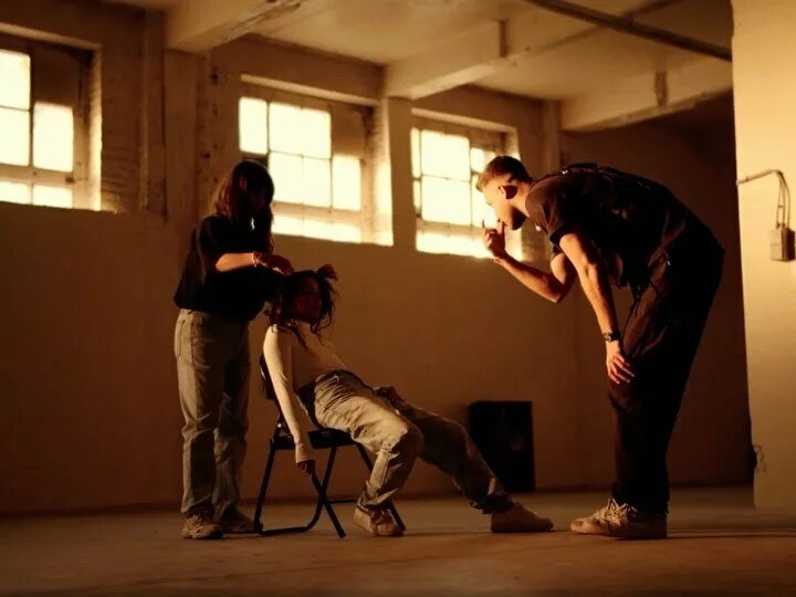 In on next to behind упражнение. базовые предлоги в английском языке. предлоги места в английском языке in front of. Are behind перевод на русский. предлоги в английском языке in on under behind next to in front of.