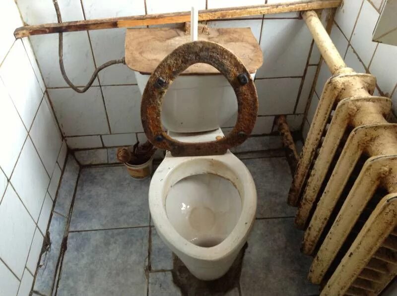 Покажи фотографию туалета. Старый Советский унитаз. Совдеповский унитаз.