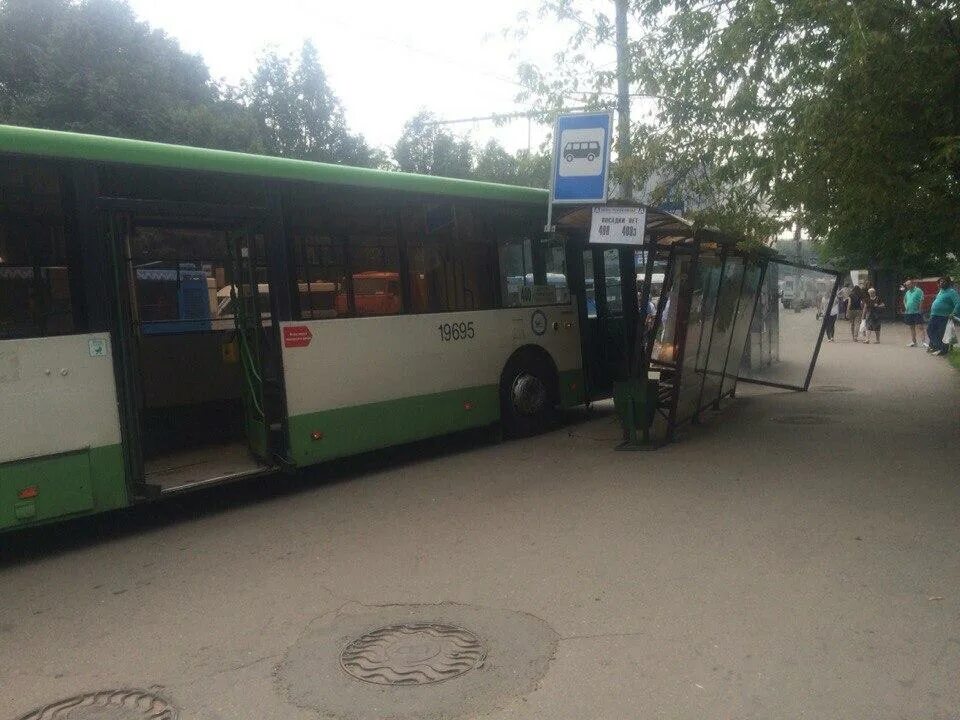 Автобус до речного вокзала. Автобус 400 Речной вокзал авария. Автобус 400 Зеленоград Речной вокзал. Остановка автобуса 400 Речной вокзал. Речной вокзал автобусы.