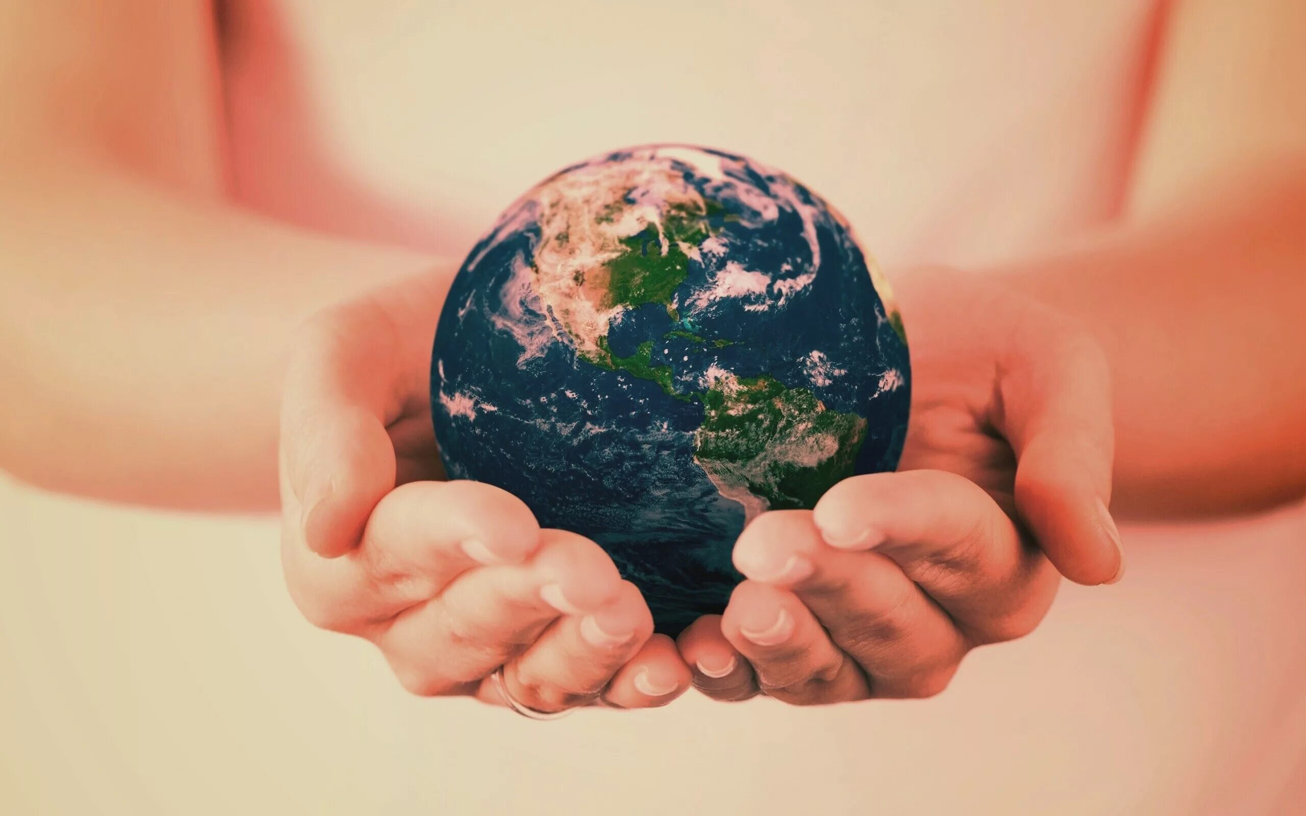 Мир в руках экология. Планета земля в руках. Планета в руках. Планета в руках человека.