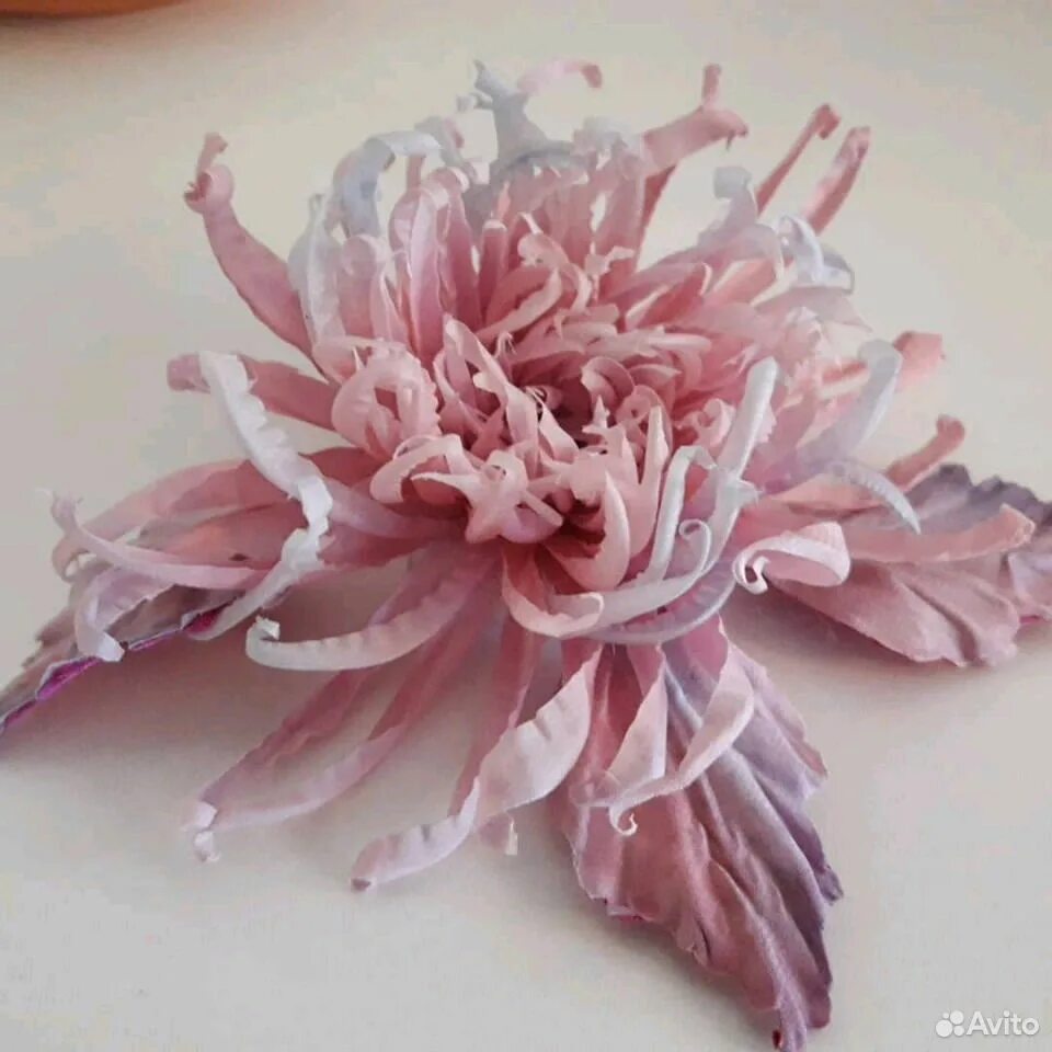 Цветы в технике мастер класс. Цветы из шелка. Хризантема из органзы. Брошь цветок из шелка. Брошь цветок Хризантема из ткани.