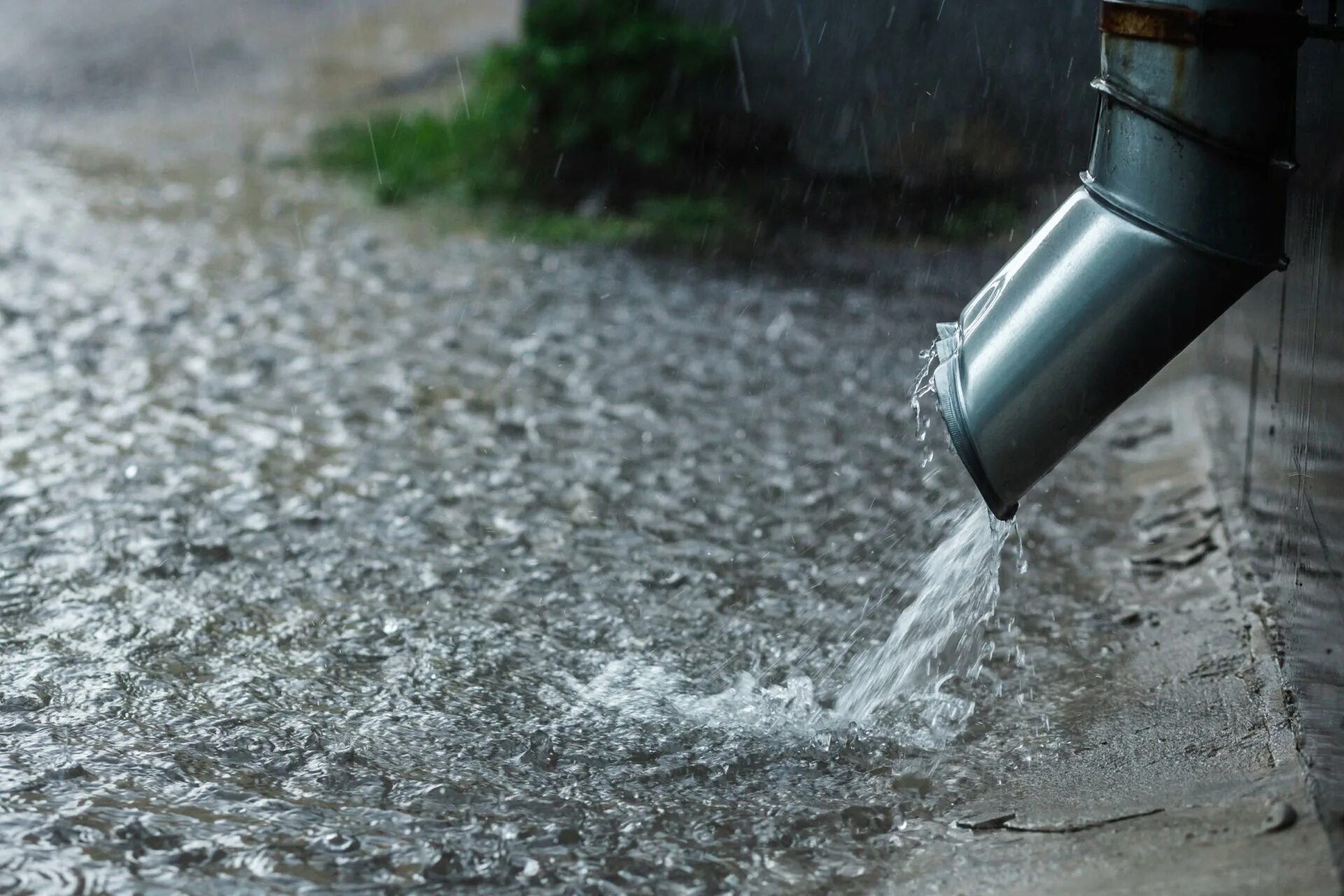 Водосток ливневка дождевой. Дождевая вода. Дождевые сточные воды. Ливневые сточные воды.