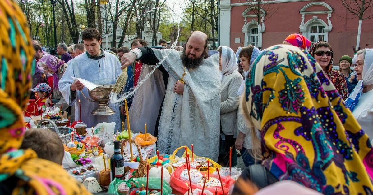 Когда освящают куличи на пасху. Вологда храм освящение куличей. Освящение куличей на Пасху. Освещение куличей на Пасху. Освящение пасхальных куличей.