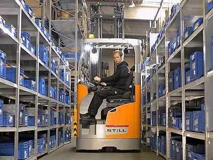 вакансии логистом свежие. бизнесмен на складе. складской работник. логист. логистика.