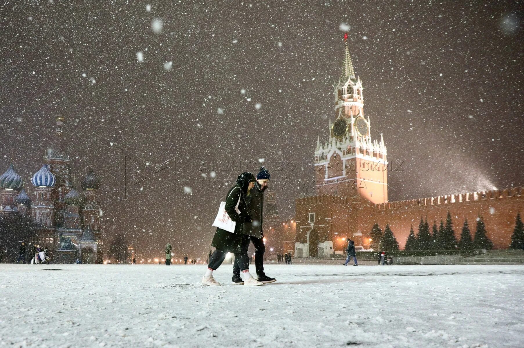 Москва 30 ноября 2023. Снег в Москве. Снегопад на красной площади. Красная площадь в снегу. Москва красная площадь снегопад.