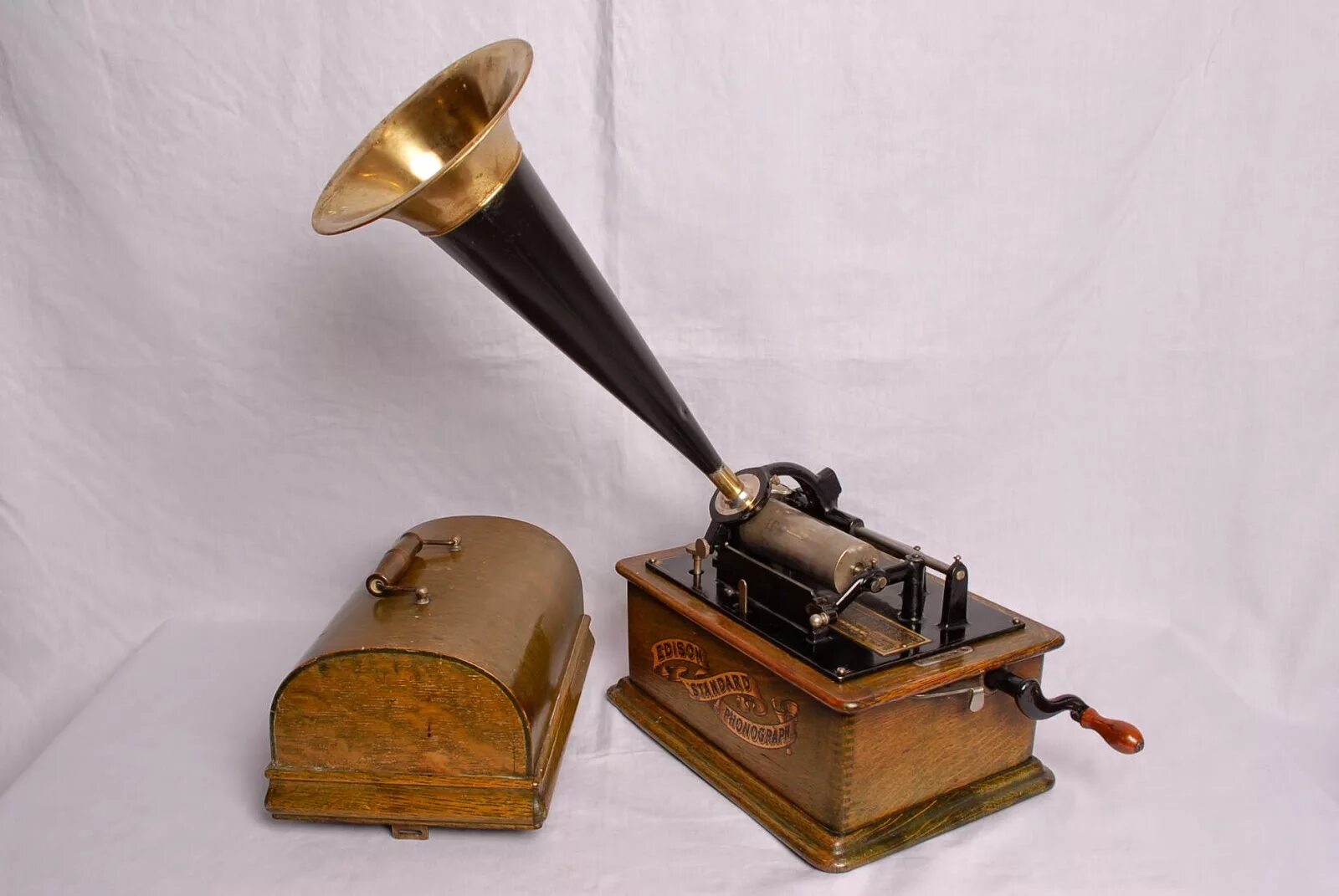 прибор для записи воспроизведения звука. изобретение эдисона фонограф. фонограф эдисона 1877. томас эдисон граммофон. прибор для записи воспроизведения звука.