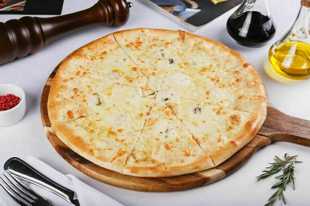 Сырная пицца. Пицца кватро Формаджи 4 сыра. Quattro formaggi итальянская пицца. Пицца "Маргарита" и пицца "четыре сыра". Пицца Маргарита 4 сыра.