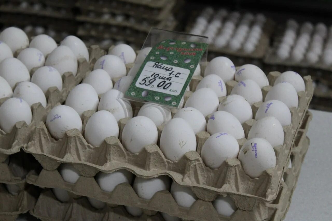 Цены на яйца. Десяток яиц. Кассета яиц. Десяток яиц в коробке. Сколько стоят яйца.