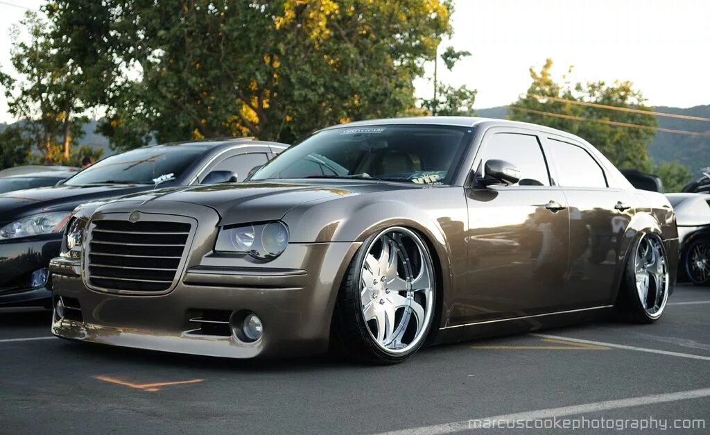 Тюнинг крайслера. Chrysler 300c Tuning. Chrysler 300c wide body. Крайслер 300с стэнс. Chrysler 300c Custom.