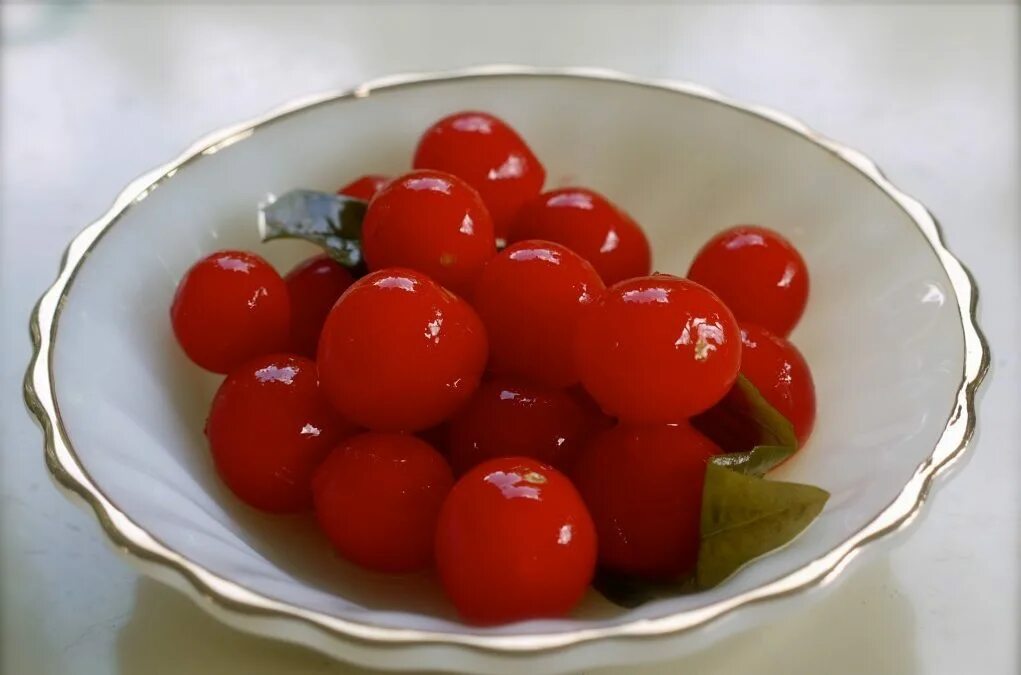 Классический рецепт сладких помидор. Малосольные кислые помидоры черри. Помидоры на тарелке. Ферментированные помидоры. Соленые помидоры на тарелке.