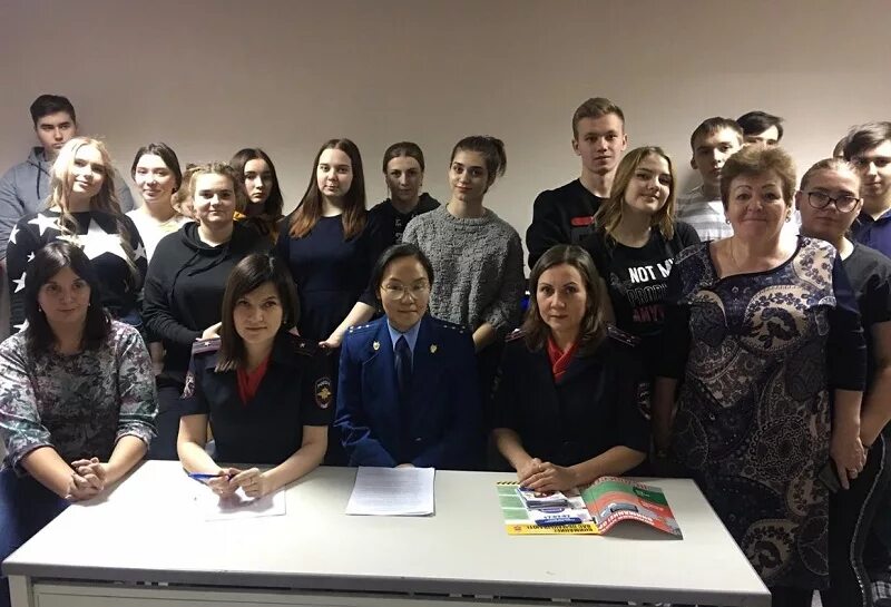 Мчс города курск. Мчс омск сотрудники. Сотрудник мчс пожарный. Сотрудники мчс гатчины. Мчс отзывы сотрудников.