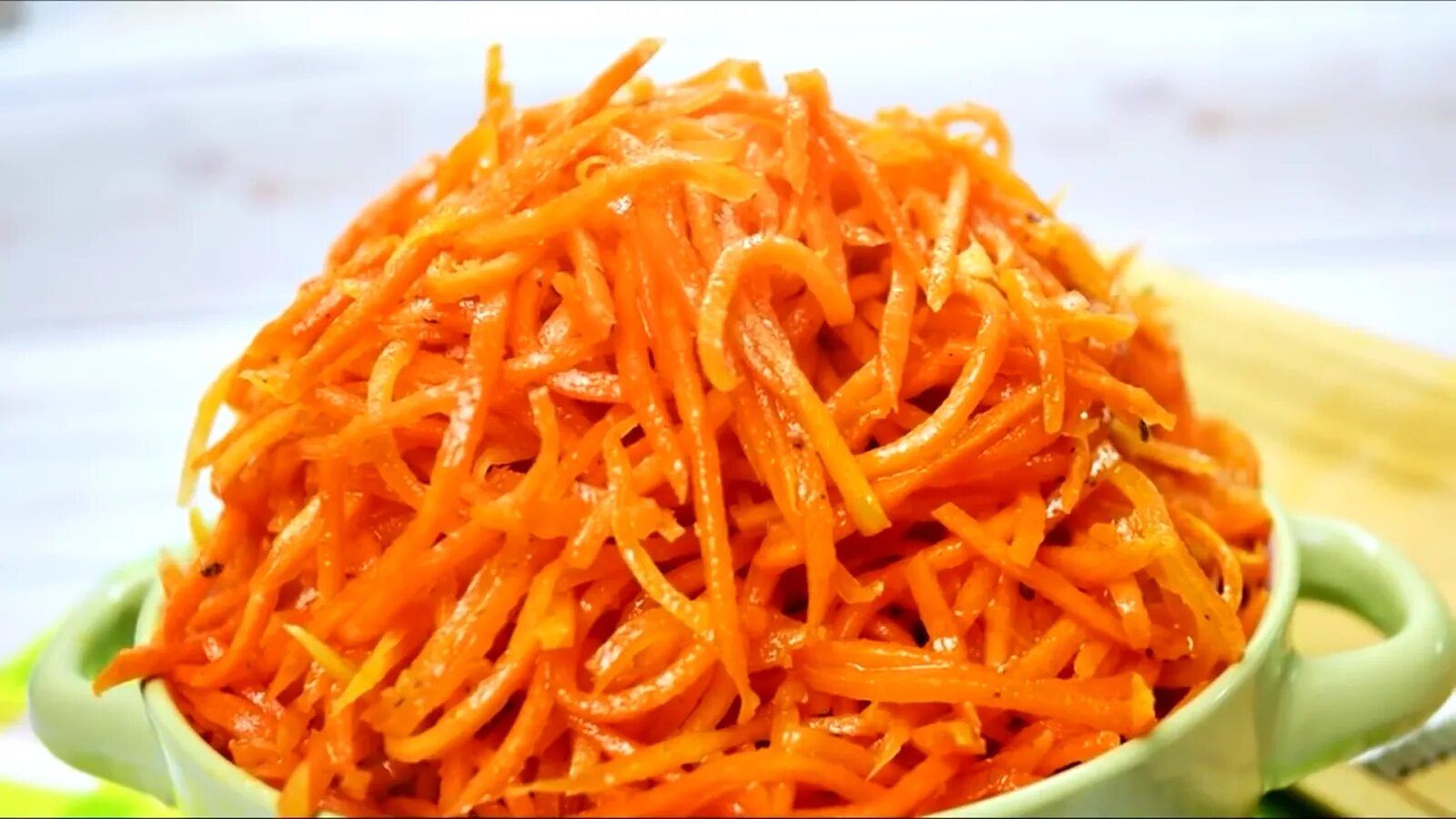 Морковь по корейски рецепт кухня наизнанку. Морковный салат. морковка по корейски. морковь по корейски 1 кг. корейская морковь на деревянном фоне.