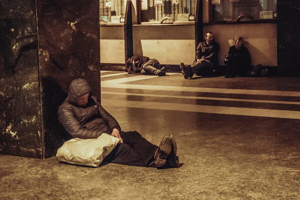 Пр зреть бездомного. Бездомные женщины на вокзалах.
