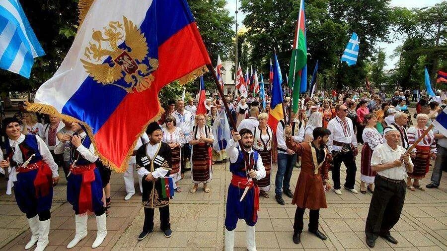 В каких странах отмечали день россии. День России многонациональный праздник. Флэшмоб мы едины. Флешмоб мы едины. 6 Июня отмечают.