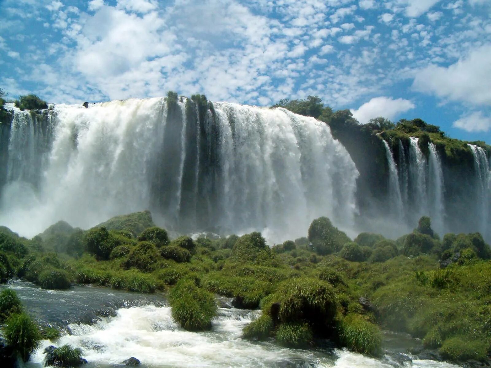 Водопад Игуасу в Южной Америке. Водопады Игуасу Аргентина Бразилия. Южная Америка бугуасу водопады. Чудеса света водопад Игуасу.