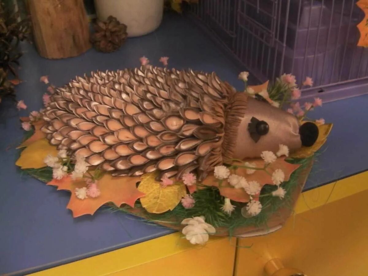 поделки из природных материалов. ежик своими руками для детского сада. поделка ежик из бутылки. поделка ежик. поделка ежик.