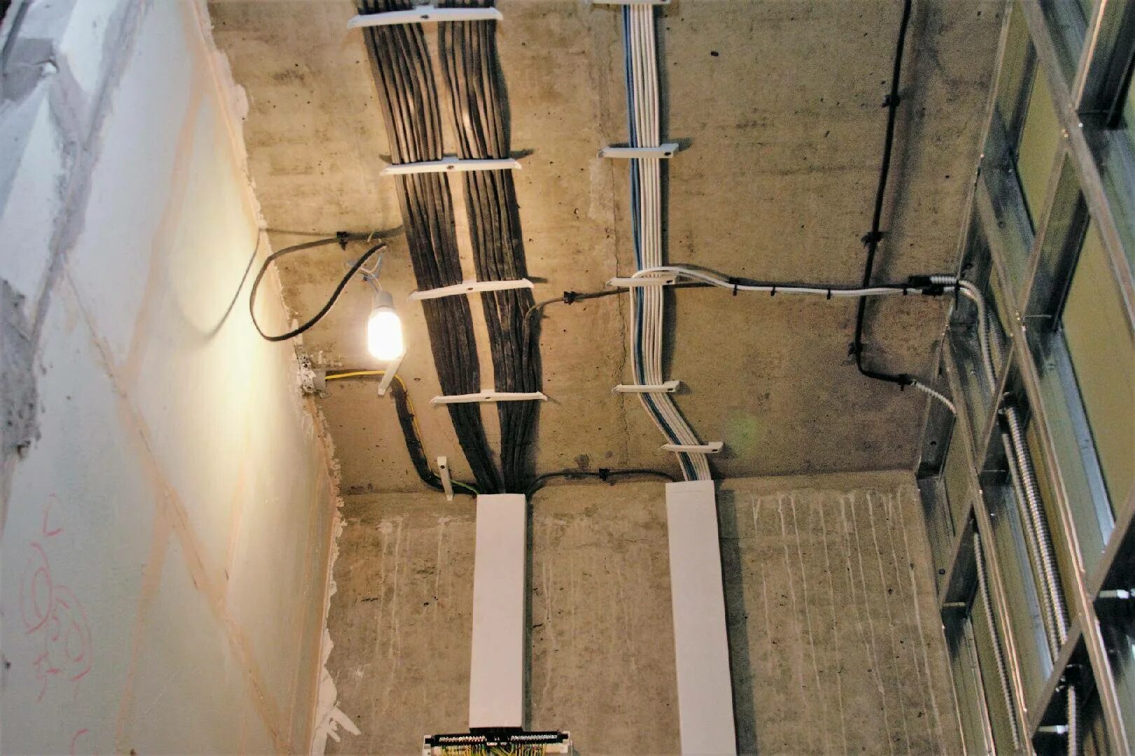 Прокладка проводов по потолку. Проводка электрики по потолку. Прокладка кабеля по потолку. Электропроводка на потолке в квартире.