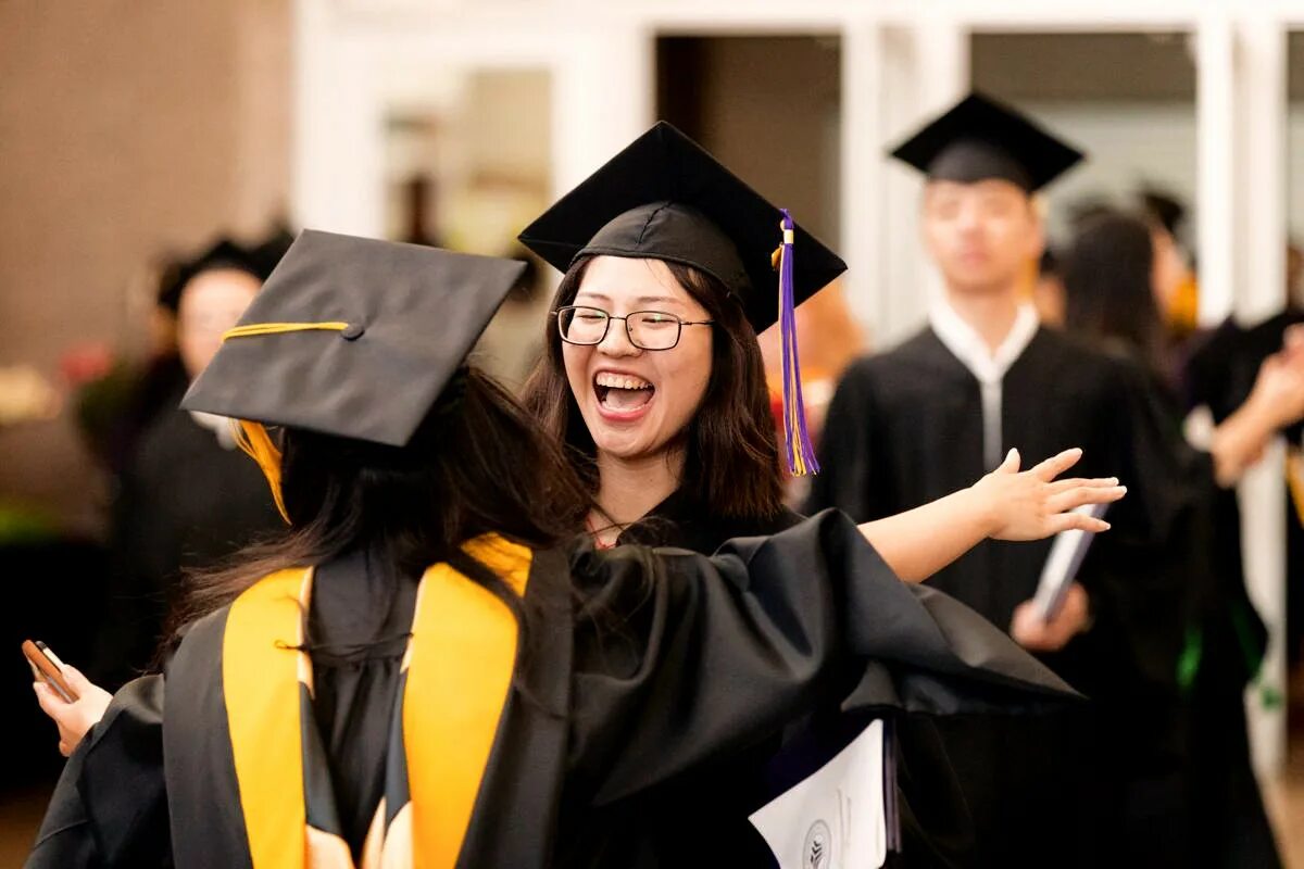 Graduating student is. Graduation China University. Graduate student. Chinese Graduate students. Окончить или закончить университет.