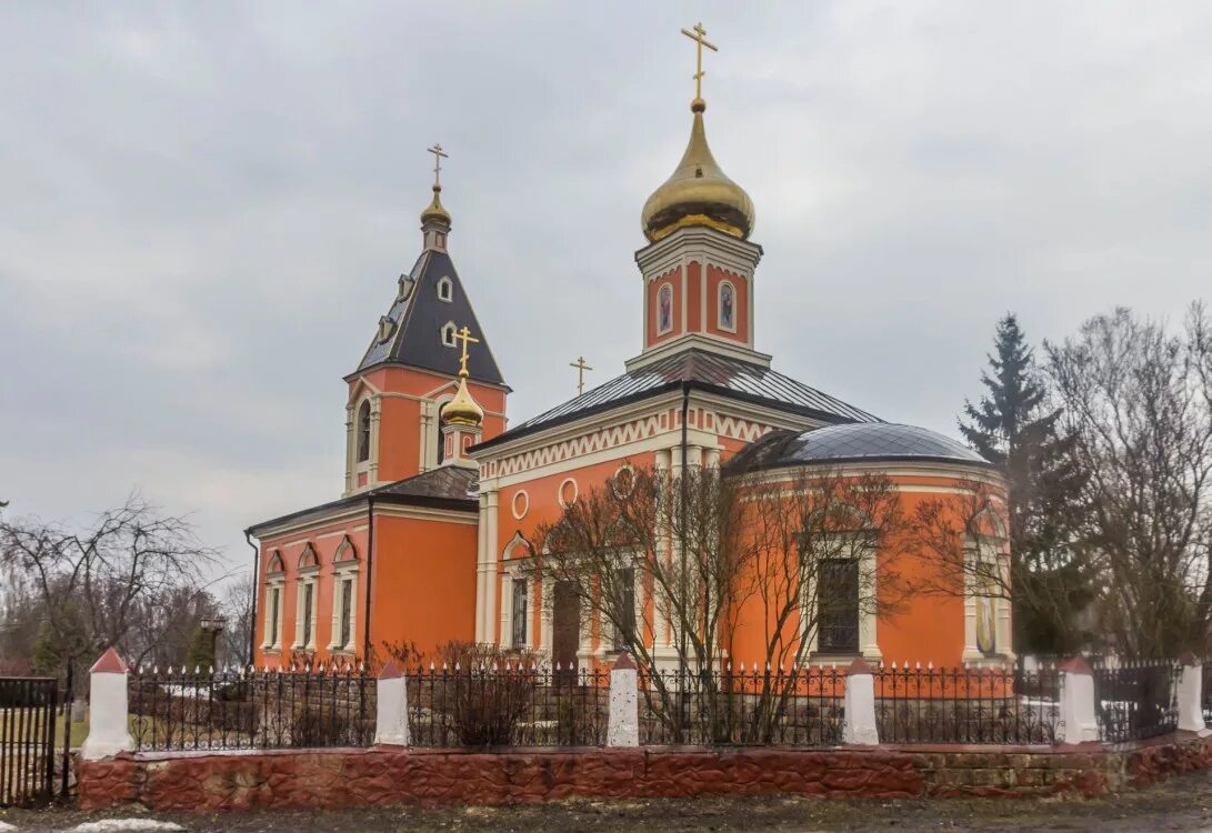 Усадьба воскресенское птичное. Храм птичное. Кемерово золотые купола церковь. Храм на поповке птичное. Усадьба любимовка королев.