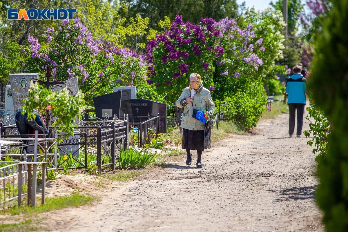 Радоница на кладбище. День Радоницы в 2023 году. День поминовения. Радоница в 2023 с праздником. 14 мая родительский день выходной